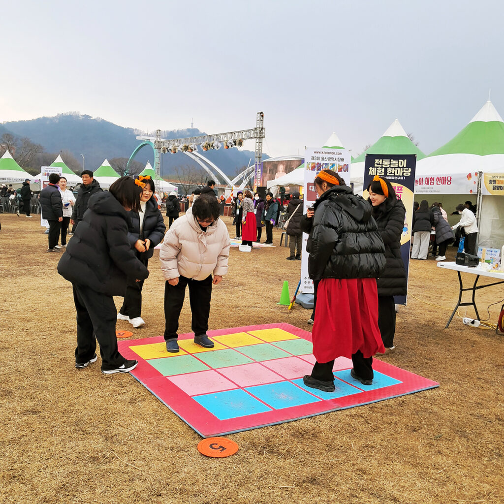한 해의 건강과 풍요를 기원하며, 울산 태화강 둔치에서 열린 달맞이 행사 사진 7